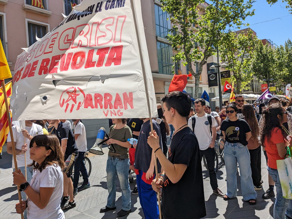 UcfrGarraf's tweet image. Manifestació #1demaig a Vilanova i la Geltrú.
Nadiua o estrangera la mateixa classe obrera!
#regularitzacioXtotes #regularizacionya