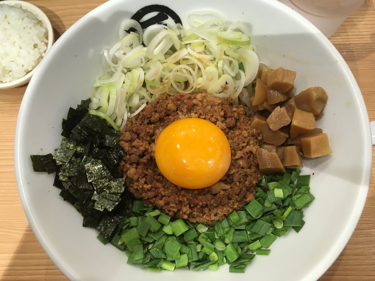 osaka_tabearuki's tweet photo. 新大阪駅にある「麺やマルショウ」のお馴染みの台湾まぜそば。
https://t.co/ld52DVii8H

※初見にはわかりにくい御堂筋線の北側改札を出たところにあります。

#新大阪 #ラーメン #まぜそば #マル匠 #新なにわ大食堂 #麺やマルショウ #大阪 #大阪ラーメン https://t.co/2otS003cBB