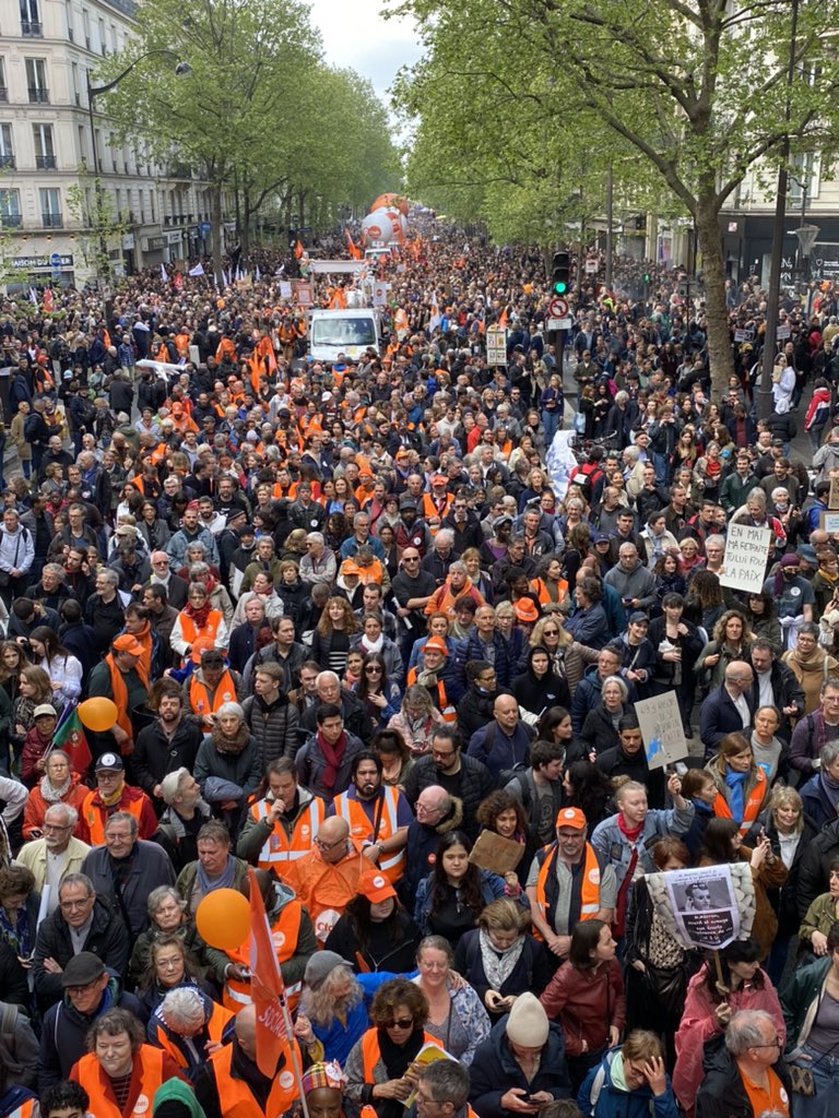 CFDTSopraSteria's tweet photo. 🟠 #1erMai 🍃 En direct de #Paris ! Mobilisation parisienne massive depuis le boulevard Voltaire ! #Manif1erMai #64ansCestNon #CFDT #Solidarite #JusticeSociale 🍃 https://t.co/yzSv9gezwF