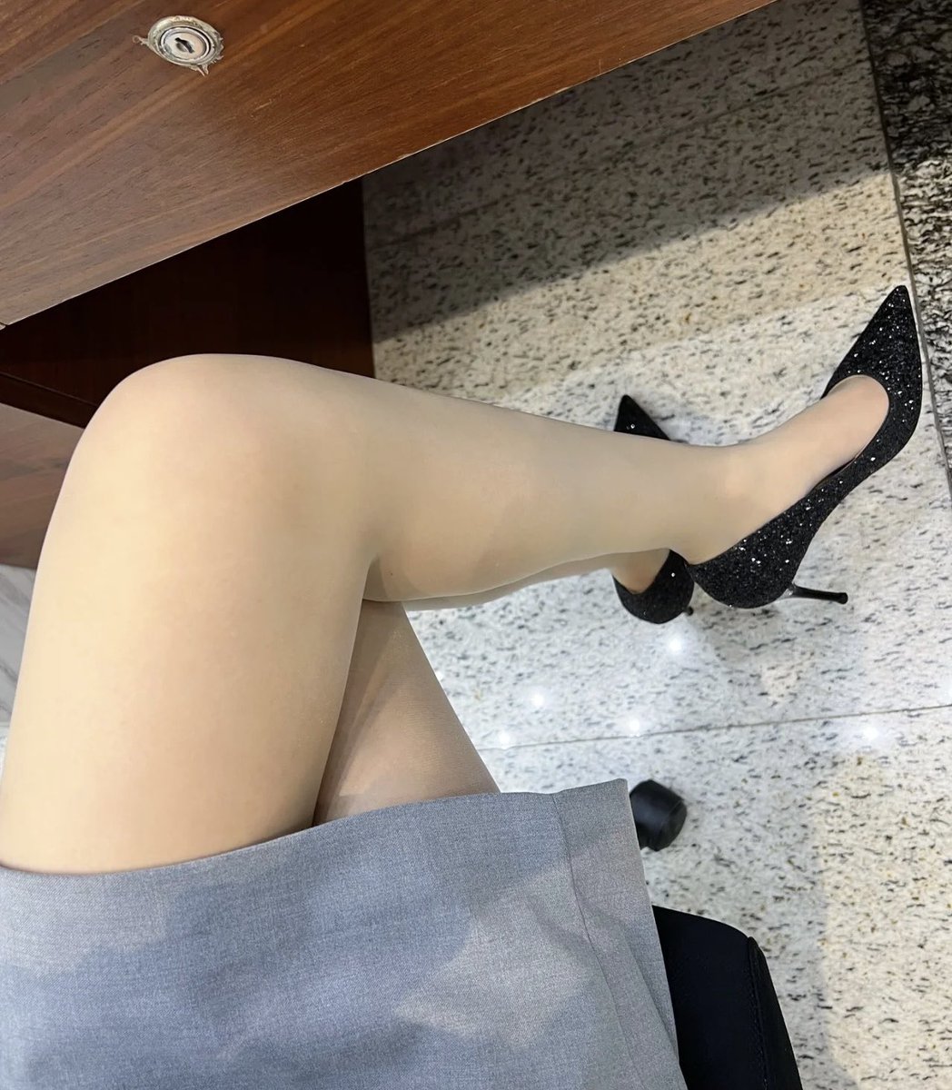 节后有个针对小学生的亲子航空公益活动，我要参与其中的一个环节，今天排练了一天，累却快乐着。如果你们是孩子家长，你们希望我穿什么样的鞋子搭配最得体（ps：最近练臀把腿也练粗了，受不鸟） https://t.co/CI2FM6m79O