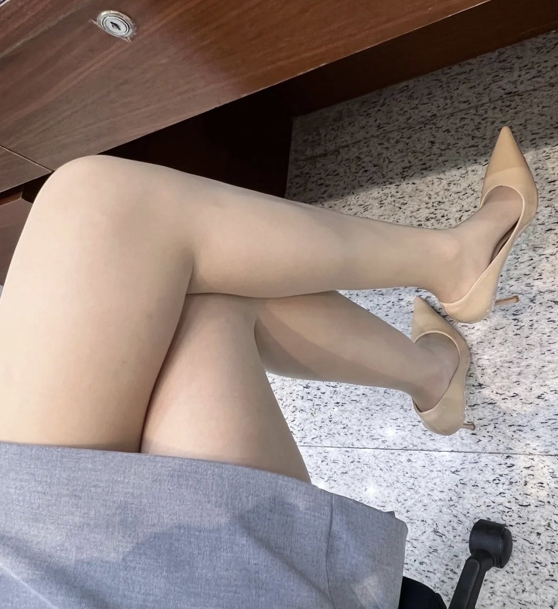 节后有个针对小学生的亲子航空公益活动，我要参与其中的一个环节，今天排练了一天，累却快乐着。如果你们是孩子家长，你们希望我穿什么样的鞋子搭配最得体（ps：最近练臀把腿也练粗了，受不鸟） https://t.co/CI2FM6m79O