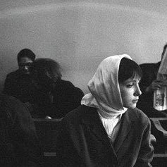 Yalnızlık etrafımızda insan olmaması değil; bizi anladığını hissettiğimiz insanların yokluğudur. Çektiğimiz ıstırabı kimsenin duymamasıdır. Dünyaya bizim gözlerimiz ve kalbimizle bakan insanların eksikliğidir..

 Kemal Sayar