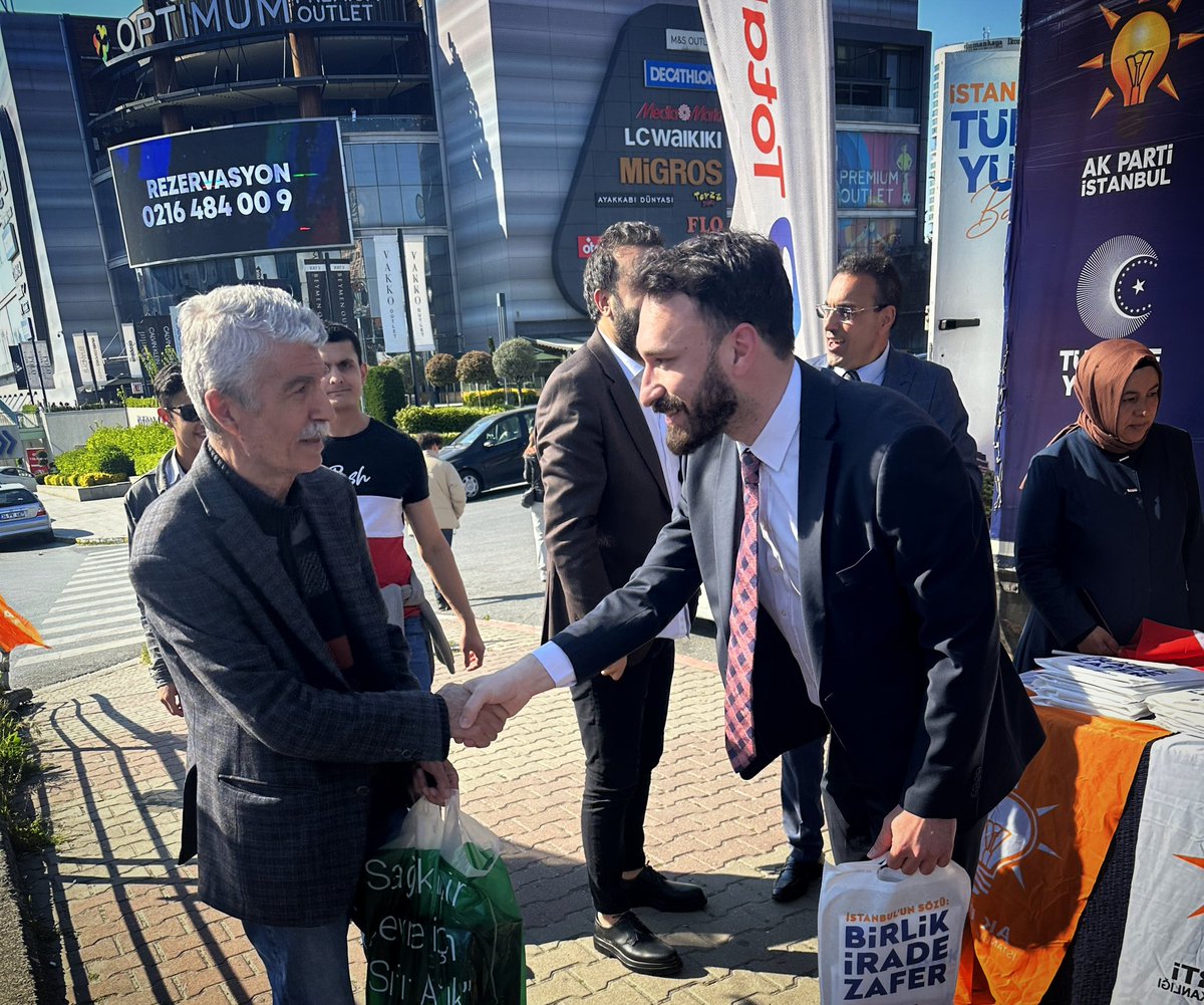 ofarukcelikTR's tweet photo. Önceki Dönem Gençlik Kolları Başkanımız Yasin Görgülü ve geçmiş dönemlerde beraber çalıştığımız arkadaşlarımızla Yenisahra Mahallemizde Ak Nokta çalışmamıza destek verdik https://t.co/xPtL4pbkFs