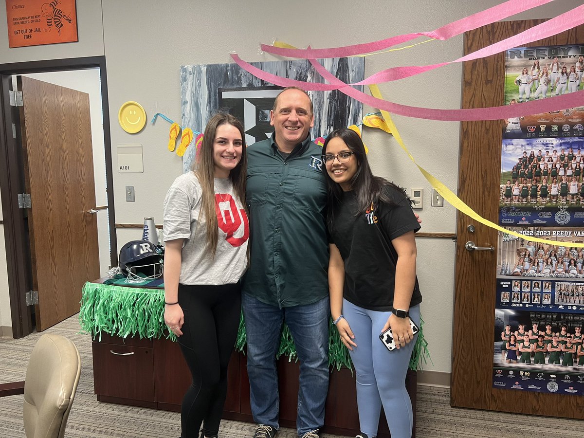 Shout out to our Amazing principal Z! He got a nice surprise with an all decorated office! Thank you for always taking care or Reedy.  #RHSRoar #PrincipalsDay