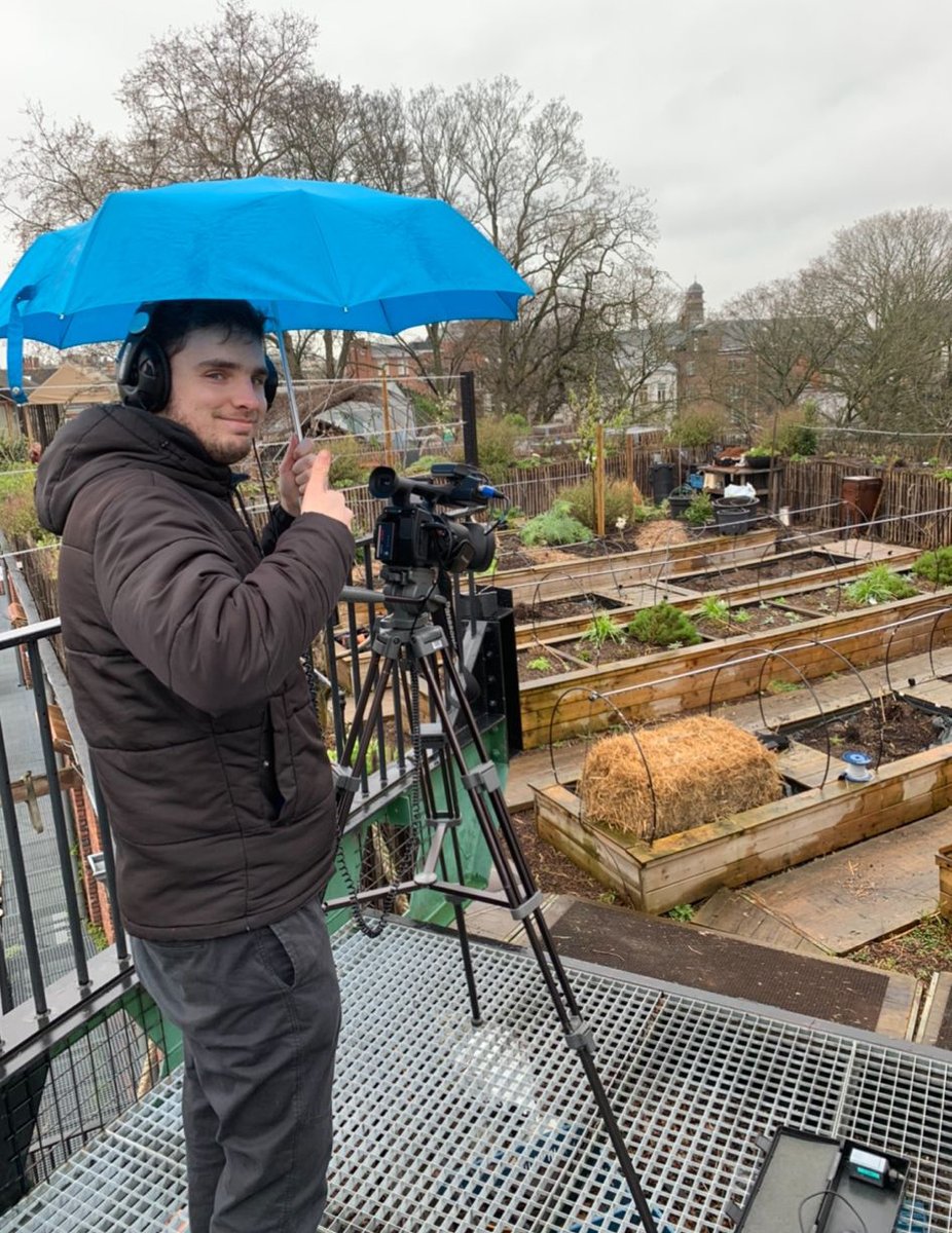 APJournalistiek's tweet photo. Wind of regen, niets houdt ons tegen om op reportage uit te trekken. Voor onze longread zetten we onder andere de duurzame stadslandbouwer in de picture. Stay tuned voor het eindresultaat en meer landbouwvormen! https://t.co/UyskrF4EOR