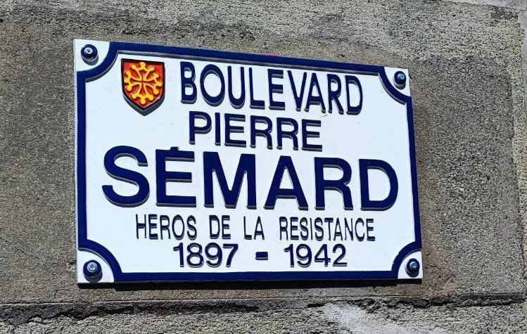 #Urgent à diffuser!  Occupation pacifique d'une maison du peuple 62 bd Semard. Déjà 50 personnes dedans et 200 devant. Attention zone à défendre, potentiel lieu d'un gd projet inutile : la tour Occitanie. 
#1Mai #Toulouse #64ansCestNON 
#ReformeDesRetraites
