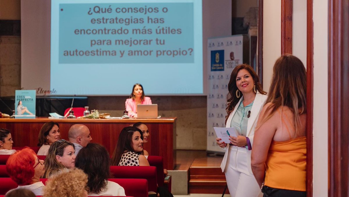 CurvyElegante's tweet photo. Feliz por la acogida el viernes en la presentación del libro #eresperfecta con prólogo de @MoniGalanBravo en @casadecolon .
Gracias #eresperfecta #carmenartiles #autoestima #conoceteaceptateysuperate
Puedes adquirirlo ➡️ https://t.co/ZoGz1NSRJM https://t.co/kiLgHZrpeD