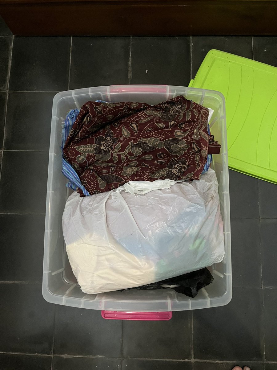 liaayei's tweet photo. Selesai beresin isi lemari baju di kamar, tapiii tetiba kepo sama isi container ini. Dan ternyata isinya wardrobe suting jaman kuliah. Ya Allah ngopo ra ket wingi le mbuka. https://t.co/IQbffJf4a6