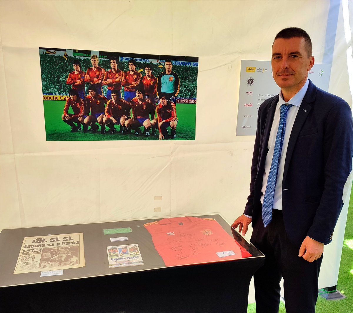DlaRosaFC's tweet photo. Este mediodía hemos asistido a la inauguración de la exposición que organiza Sevilla es Fútbol en El Prado de San Sebastián. Como en eventos anteriores hemos colaborado con numerosas piezas. Hasta el jueves 4 la puedes visitar como antesala de la final de la Copa del Rey. https://t.co/mlz5DooFWv
