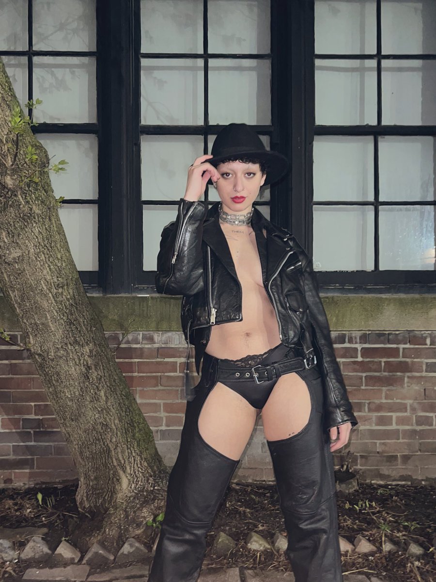 TheNonBinaryDom's tweet photo. Leather is one of the quickest ways into my heart (and onto my list of fave clients) 🖤

Any other leather sluts around here?! https://t.co/kASQkso3nB
