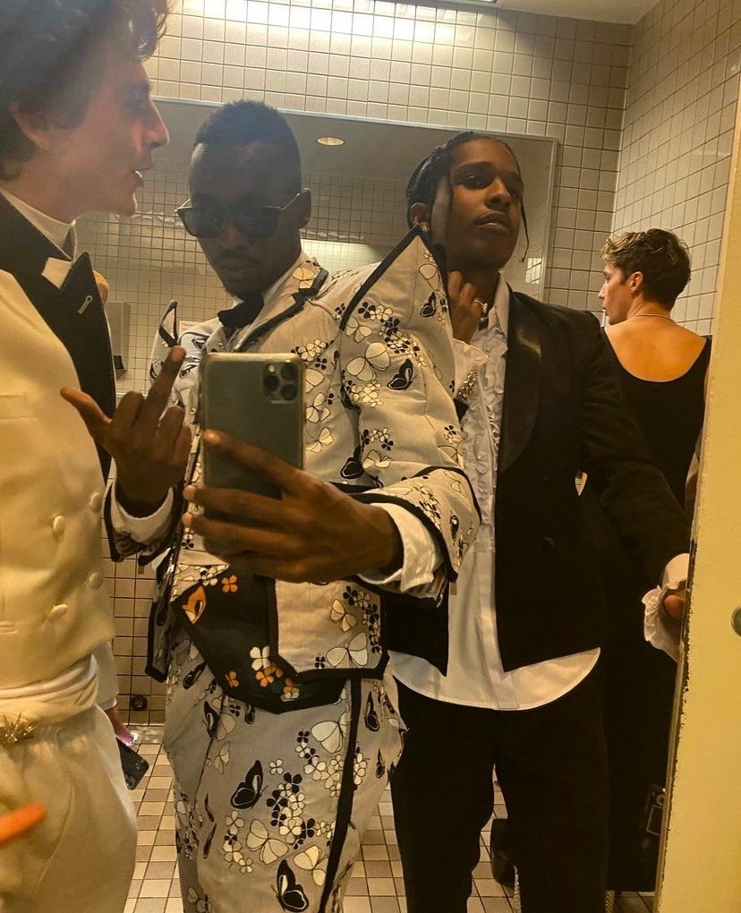 notgwendalupe's tweet photo. celebrities at the met gala bathroom https://t.co/8AtkR3MXmB