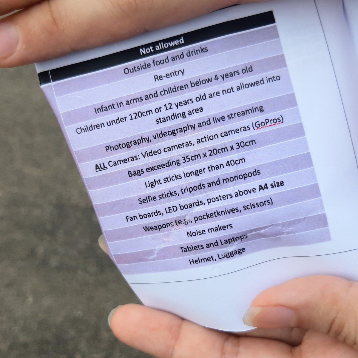 rou__official's tweet photo. Dear concert-goers &amp; fansupport admins,
#SUGA_AGUSTD_TOUR_in_SINGAPORE #ARMY #BTS 

😟 apparently now the staff for concerts in 🇸🇬 SG are more stringent.

A THREAD... https://t.co/89deaz1gtO