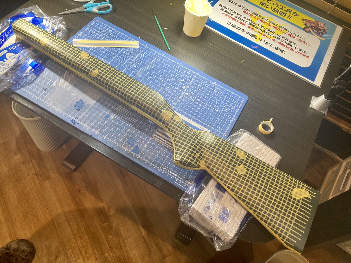 sg_milrep's tweet photo. そういや少し前にはなるけど、VSRのストックをナイトカモ柄に塗装しました。
マスキングまじで気が狂うのでおすすめしません。

写真は班長に撮ってもろたやつ。 https://t.co/CyahL89s1E