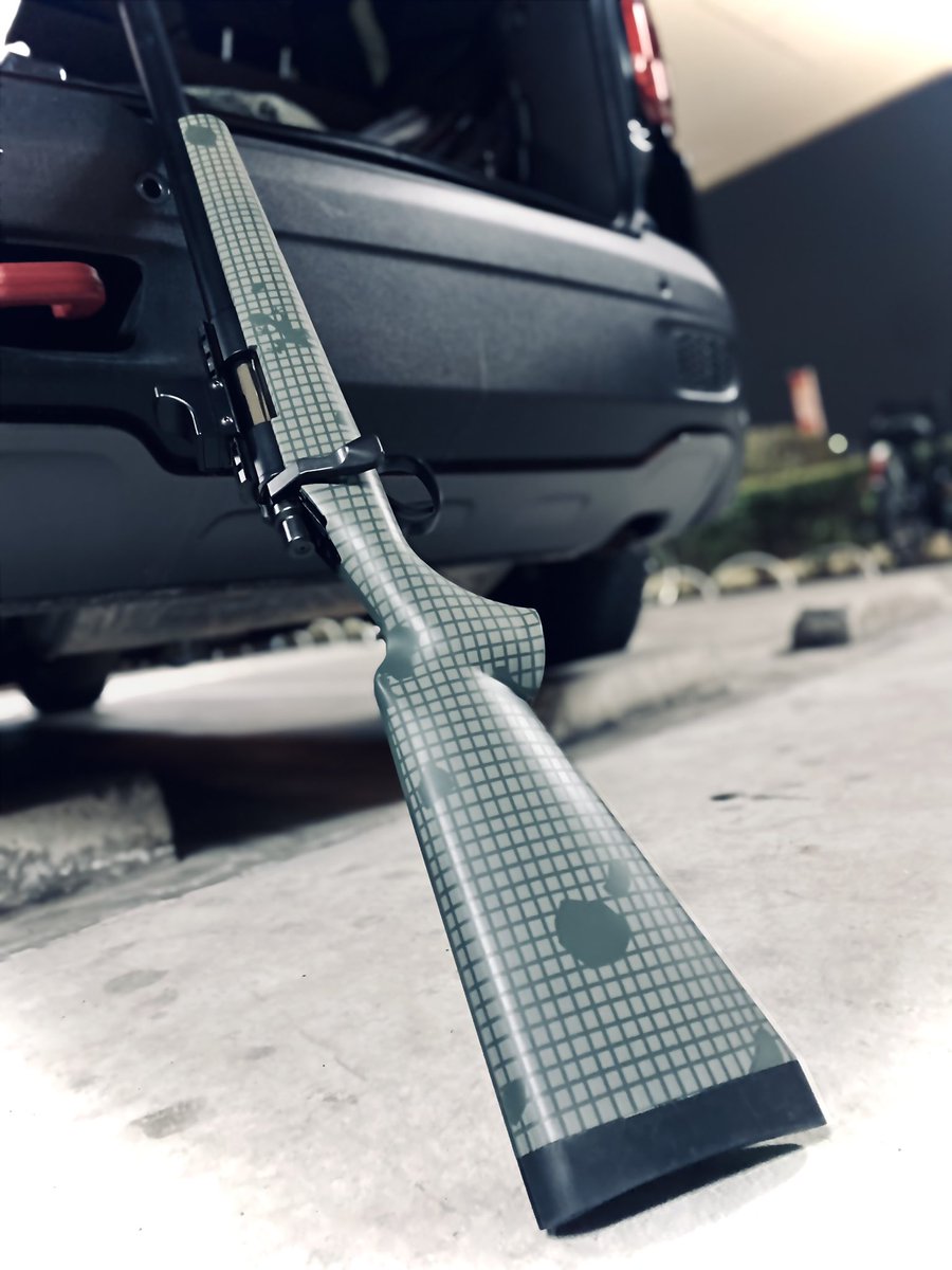 sg_milrep's tweet photo. そういや少し前にはなるけど、VSRのストックをナイトカモ柄に塗装しました。
マスキングまじで気が狂うのでおすすめしません。

写真は班長に撮ってもろたやつ。 https://t.co/CyahL89s1E