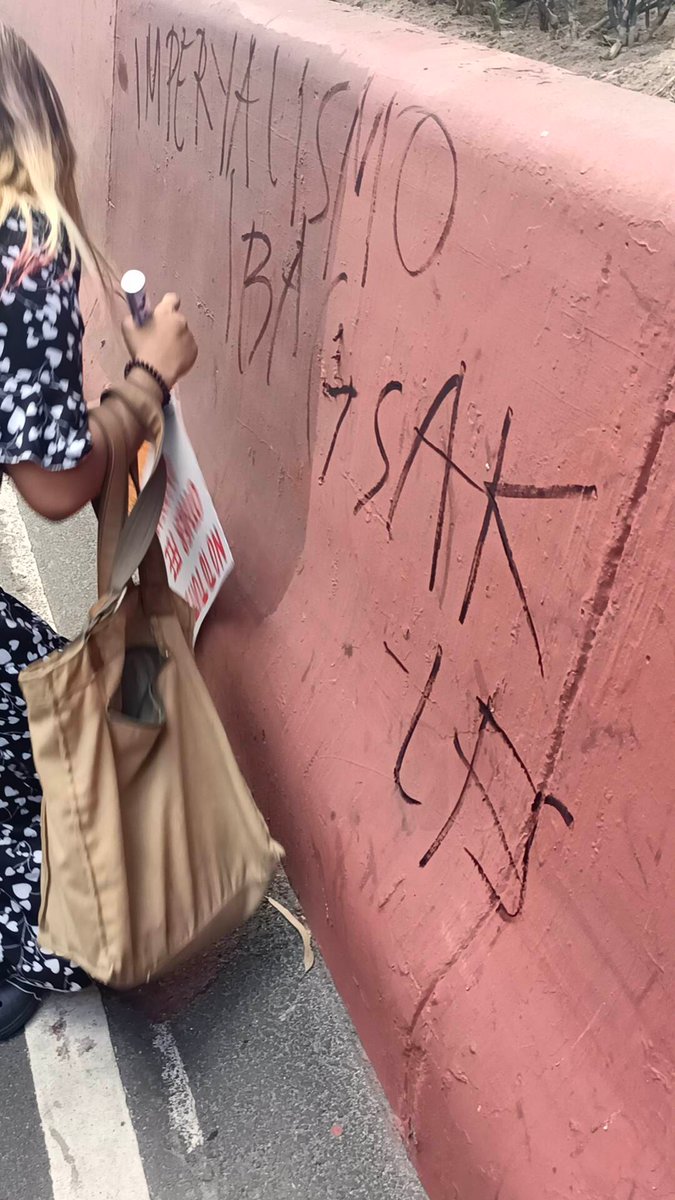 Elle0830_'s tweet photo. First time mag opod lalo at ngayon lang ulit makakapaskil ng anti-imperyalistang panawagan sa mga dingding ng Mendiola!
#JoinLFS
https://t.co/fzJVJ09MK7 https://t.co/2cBDlH1QvY