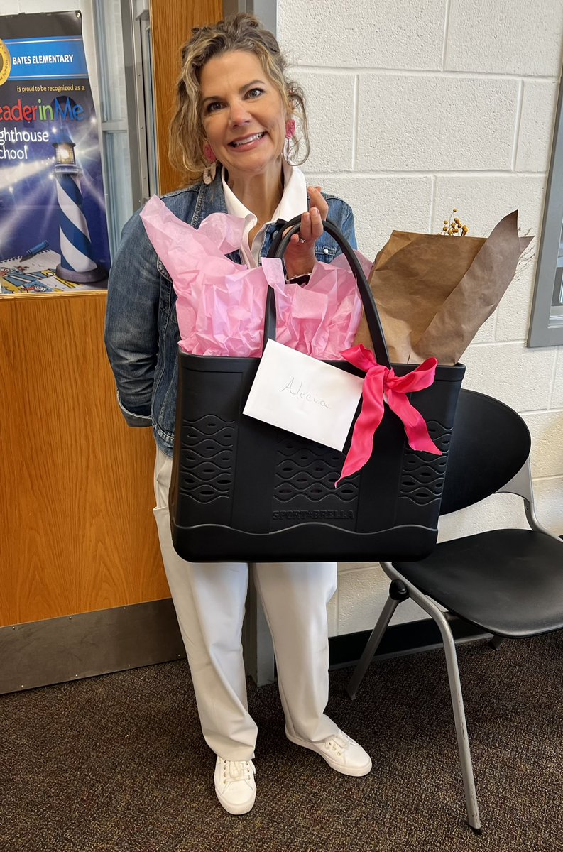 NikStivers's tweet photo. Happy Principal Day to the Best!@Dunn1Alecia You are appreciated today and every day! @BatesElemJCPS is blessed🩷🩷🩷#amazingbates #wearejcps #principalday #TeacherAppreciationWeek @JCPSKY @BatesElemAP @BatesCounselors https://t.co/FXVQoQL9zo