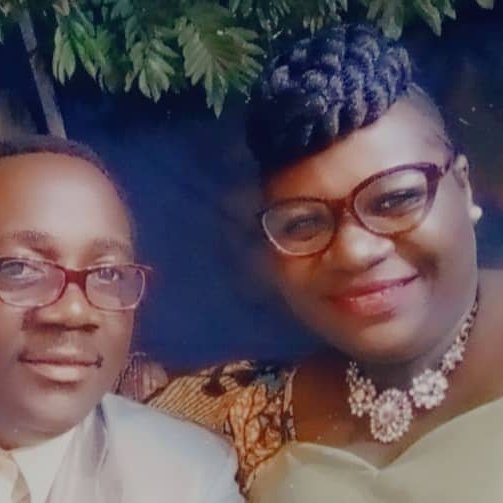 SimonEnglebert's tweet image. Mi Amor, yo kaka, sans les fleurs que Yemeyi (batangaka nkombo ya mokonzi pamba te) avait pour la Première dame #DNT, avec le pouvoir de JeanLouis na Renate pour arrêter le monde
Que toutes &amp;amp; tous sachent que je te célèbre, je déclare ce jour férié, à l’international svp
HBD mère