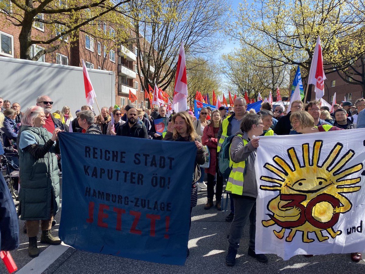 1. Mai Tag der Arbeiter*innen.
Auf der Gewerkschaftsdemo in Hamburg waren heute 9000 auf der Straße! 
#verdi #Arbeitszeitverkürzung #Streik #Tarifvertrag
