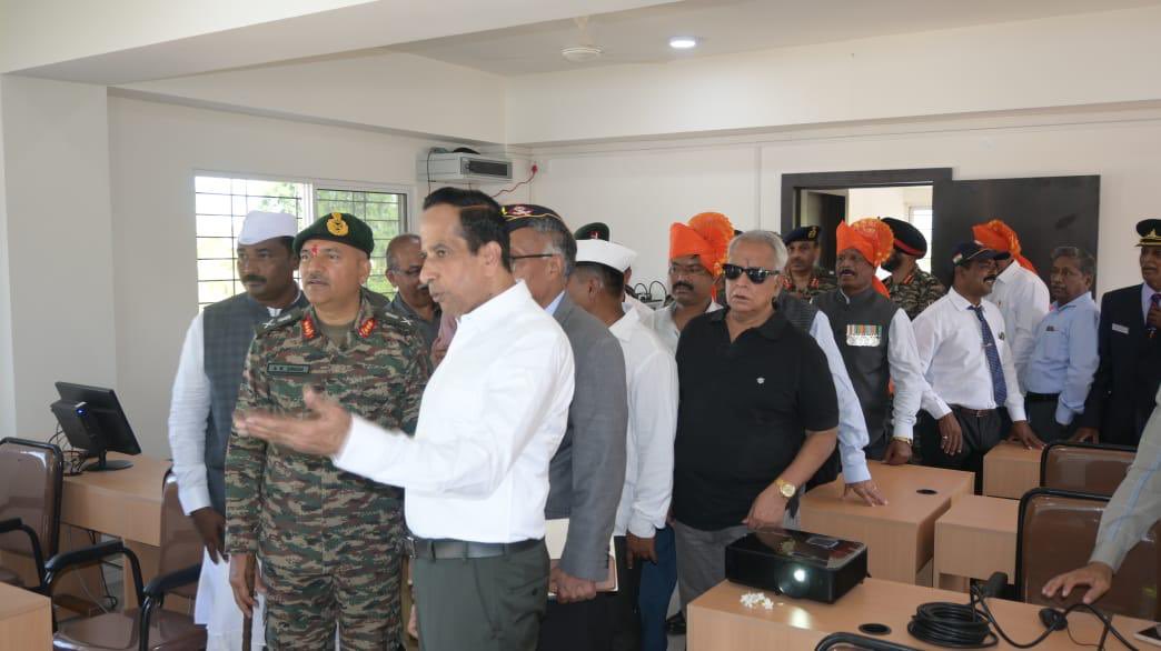 On the auspicious occasion of Maharashtra Diwas on 01 May, Lt Gen AK Singh GOC-in-C #SouthernComd dedicated a knowledge centre cum gymnasium to Apsinghe Military Village, #Satara which has a unique distinction of one member from each family serving in Armed Forces.