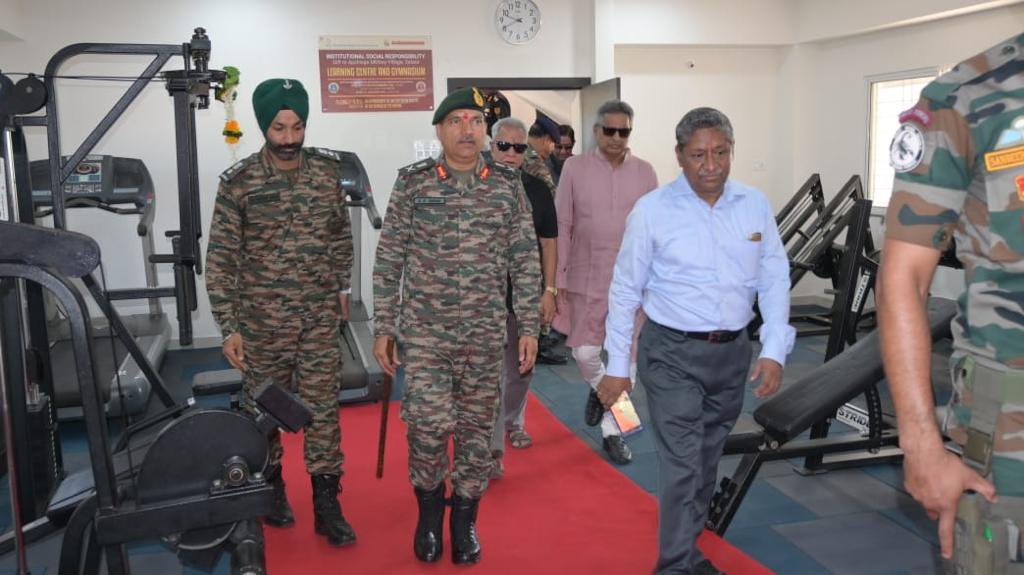 In a maiden vis to Sainik School #SATARA on 01 May, GOC-in-C, #SouthernComd motivated the students & faculty of the first #SainikSchool&urged them to imbibe the traits of #TimeManagement, Discipline,Devotion to Cause &Physical Fitness in their journey of joining the Armed Forces.