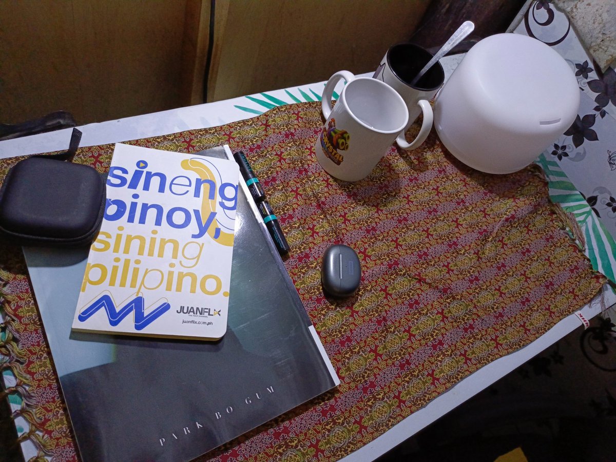 CityWriter80850's tweet image. A heck of a week pd editing and discussing some pointers to the team. 

Finally! Our writing table is very clean 
#writingtable