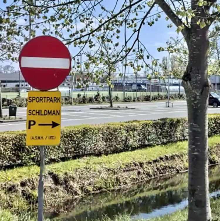 De sportvelden op Sportpark #Schildman zijn verboden terrein voor onbevoegden. Regelmatig krijgen we klachten over mensen die er onterecht zijn en er hinder, overlast en schade veroorzaken. 

Sinds vandaag zijn er beveiligers actief. Die sturen overtreders van het verbod weg.