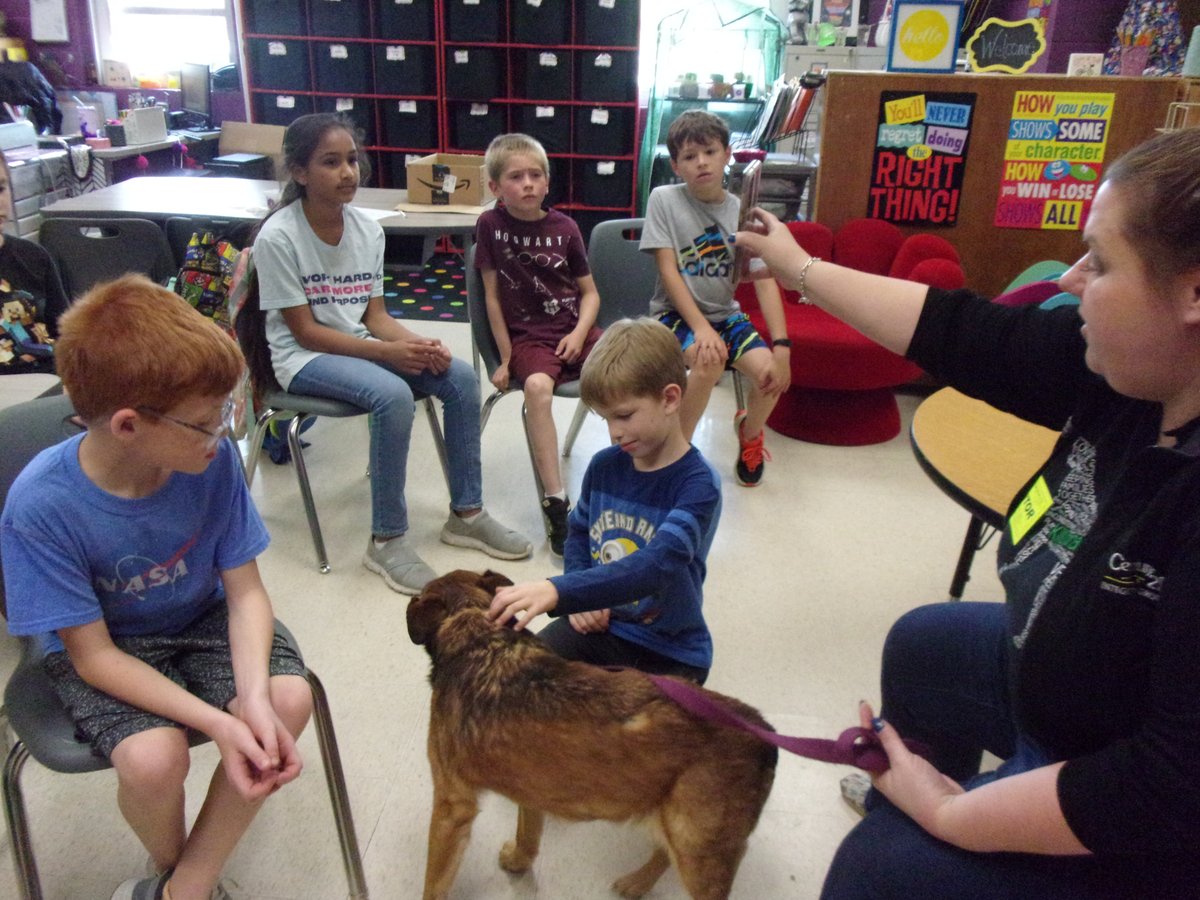 cuttingedgek6's tweet photo. We presented Jeanna and Jayda 🐕‍🦺 from the Killuminati Foundation a check. #givingback #projectpuppy #studentbusiness #realworldscholars #edcorps https://t.co/EgRoeunOXv https://t.co/mvkbSc51K9