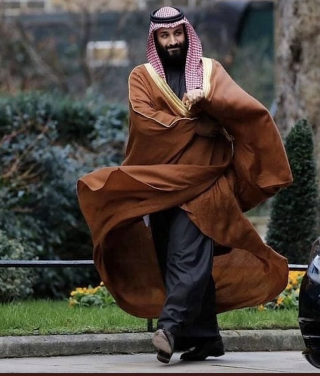 يوم الدول تسقط وتغرق وتنهار
عشنا بأمان وخير صبح وعشيه 

انتم هل العوجا طويلين الاعمار
الراس طايل والبلاد محميّه