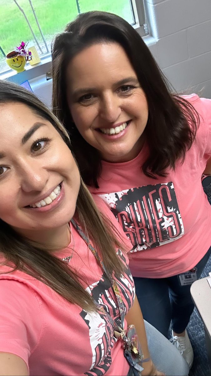 provost_liz's tweet photo. Twinning and winning!! @IrisMSanv And of course supporting our Husky Cheerleaders! @HaskettCheer Have a great Monday! #WeAreHaskett #Amigas #WeAreLiris https://t.co/QjZ7FkL5AE