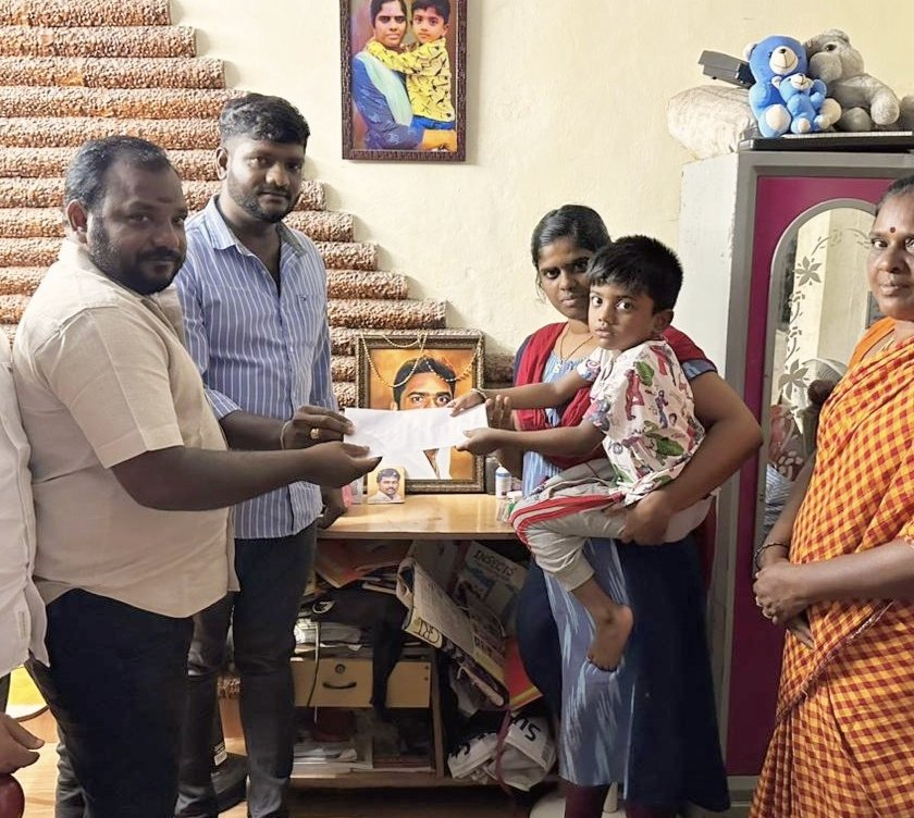 SilambarasnC's tweet photo. கொரானா எனும் கொடிய நோயால்  நம்மலை விட்டு பிரிந்த  ரசிகர் மன்ற நிர்வாகி அண்ணன் குட்லக் சதீஷ்  
அவருடைய மகன் படிப்பு  செலவுகான தொகயை 
 தலைவன் அண்ணன் @SilambarasanTR_   அகில இந்திய தலைவர் ரசிகர்களை மதிக்கும் அன்பு அண்ணன் டி.வாசு அவர்கள் மூலம்  GT.கணேஷ் @alandurvicky வழங்கினார்கள்🙏 https://t.co/GFA68zrzS4