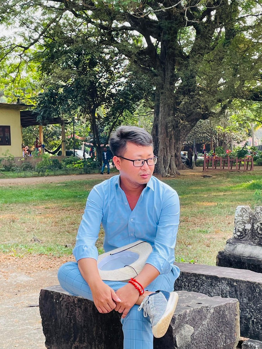 អស់លុយអោយខ្ចីខ្ញុំក៏ក្លាយជាមនុស្សដែលមិនស្គាល់គ្នាទាំងដែលខ្ញុំជាក្មួយបង្កើតរបស់អ្នករាល់គ្នា