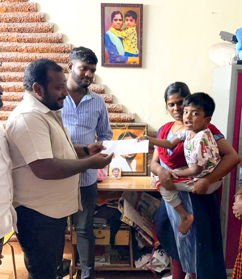 SilambarasnC's tweet photo. கொரானா எனும் கொடிய நோயால்  நம்மலை விட்டு பிரிந்த  ரசிகர் மன்ற நிர்வாகி அண்ணன் குட்லக் சதீஷ்  
அவருடைய மகன் படிப்பு  செலவுகான தொகயை 
 தலைவன் அண்ணன் @SilambarasanTR_   அகில இந்திய தலைவர் ரசிகர்களை மதிக்கும் அன்பு அண்ணன் டி.வாசு அவர்கள் மூலம்  GT.கணேஷ் @alandurvicky வழங்கினார்கள்🙏 https://t.co/GFA68zrzS4