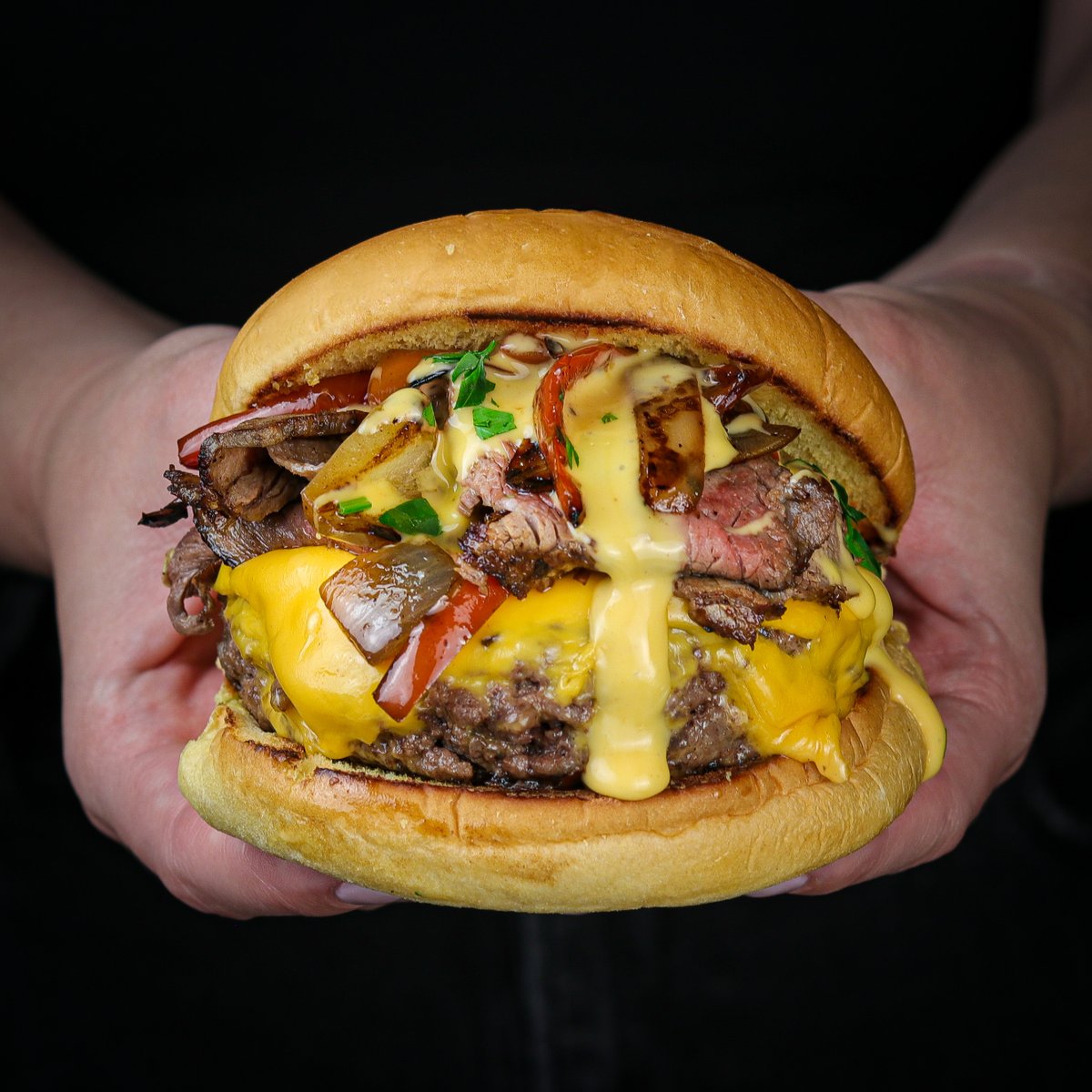 blacktaplv's tweet photo. Meet the TRI TIP CHEESE STEAK BURGER 🙌🏼 #triptip #steak #peppers #onions #burger #cheese #delish #foodie #vegas #venetianvegas #blacktapthat #blacktaplv https://t.co/tV13QQtSxr