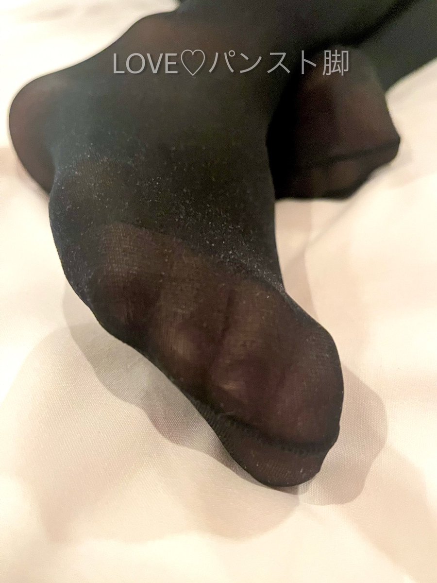 love_panst28's tweet photo. 【不倫相手Nちゃん】
久々ですみません…🙇‍♂️
W不倫中のNちゃんの黒ストつま先❤️
この後、全ての指を丁寧に舐め回した後、一気に頬張りました♡笑
#パンストつま先 #黒スト #ストッキングフェチ #PantyStocking https://t.co/44aX5heXBA