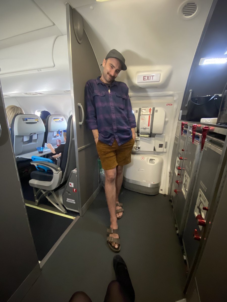 jeezalli's tweet photo. it’s bring ur bf to work day 🥰🫶🏻 https://t.co/aQjyiqWiHp