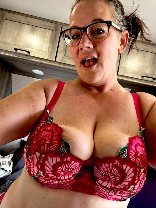 Ready to motivate you this Monday! Join me live @lustycams4you https://t.co/JwQHt7f33t