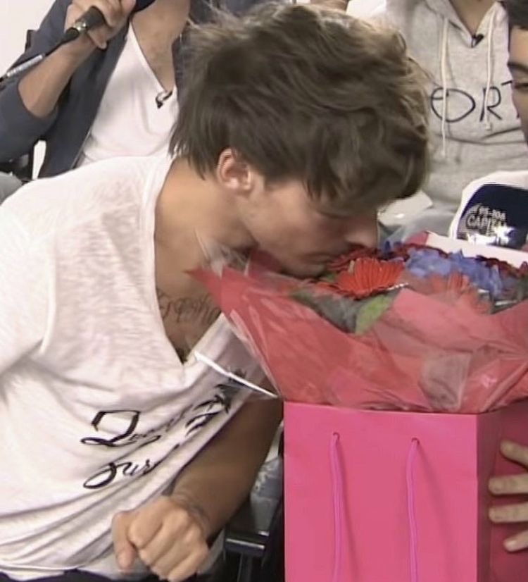 91tkitten's tweet image. smelling flowers