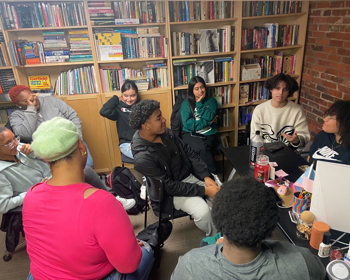 As we go back to our roots of community building and sharing safe spaces, we'd like to thank our LGBTQ+ youth volunteers!! Stay tuned for more youth programming coming this summer! 

#lgbtqyouth #queeryouth #lgbtq #queer #newhavenpridecenter