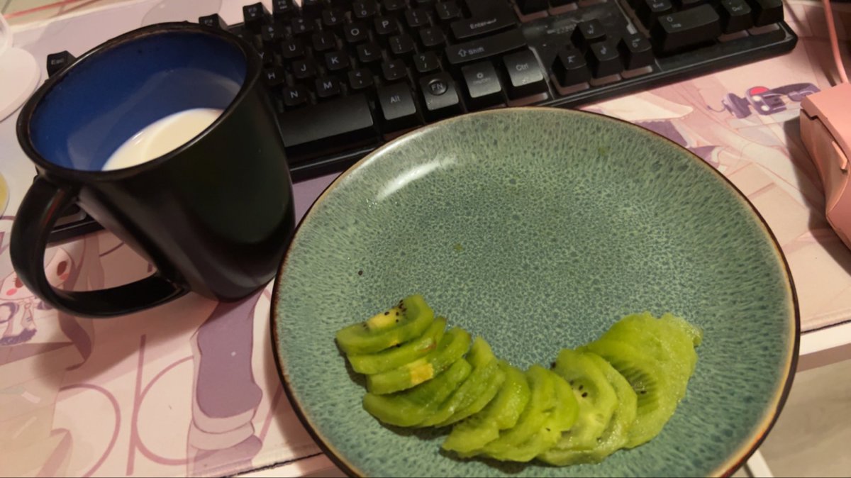 restrictingcalz's tweet photo. brekkie! 1 kiwi + 1/2 cup 2% milk~107cals https://t.co/ED0PFerSSr