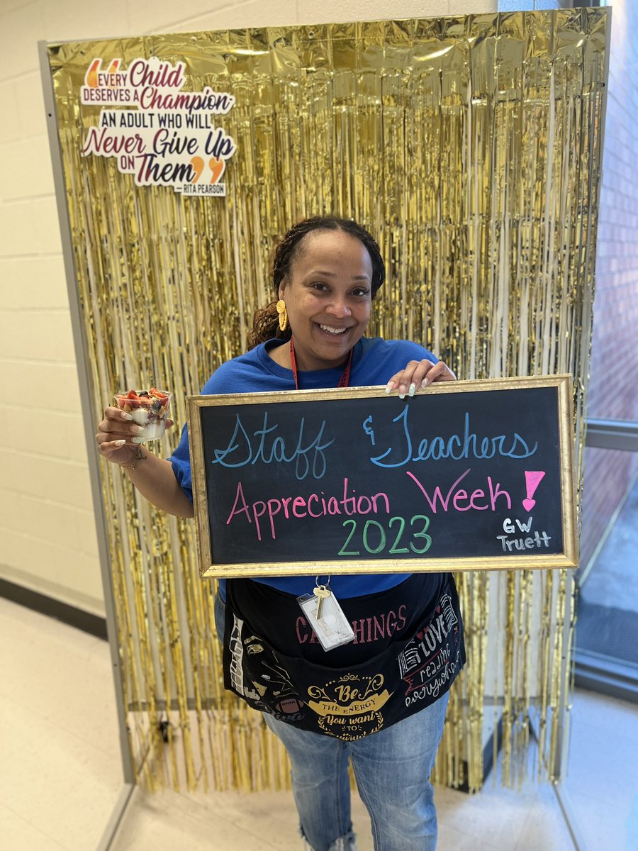 PrincipalBernal's tweet photo. What a sweet way to start a Marvelous Monday for Teacher and Staff Appreciation Week! Celebrating 5/01-5/05! Thanks to Continental Electronic Corporation for sponsoring our morning treat! #TAW2023 @ACEDallasISD @DanforDISD @TeamDallasISD https://t.co/mp6FRM5yFM
