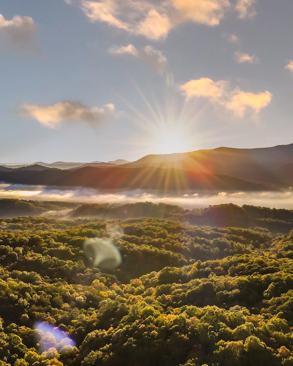 bobphotographer's tweet image. istockphoto.com/portfolio/bob_… #sunrise #blueridgemountains #cloudbusting #sunshineonmyshoulder #mrbluesky #retreat #morninghasbroken #newday #stockphotography #gettyimages #morningglory #aerial #drone #creative #project #school #business