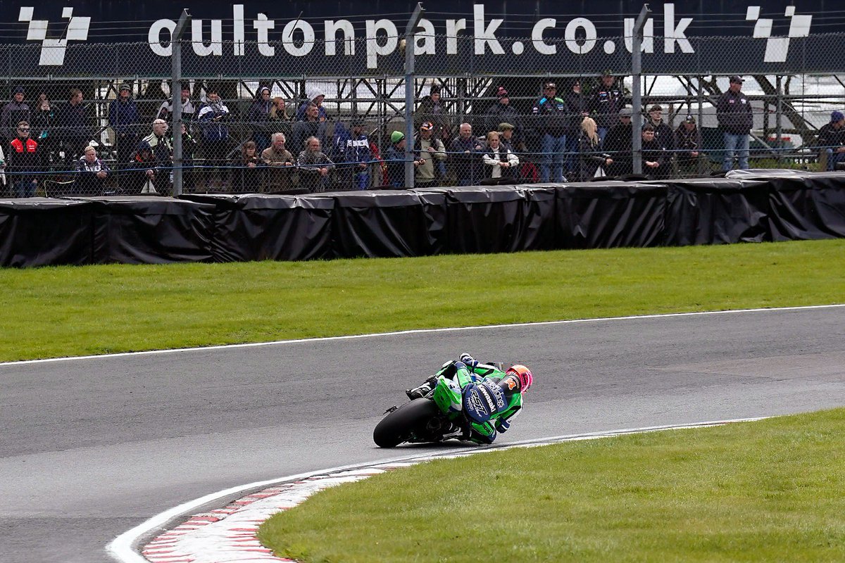 Race 2. Lee P8 and Max P14. 
Max’s first points scored in a Superbike race 🥳 
Race 3 at 4.30 #OultonBSB