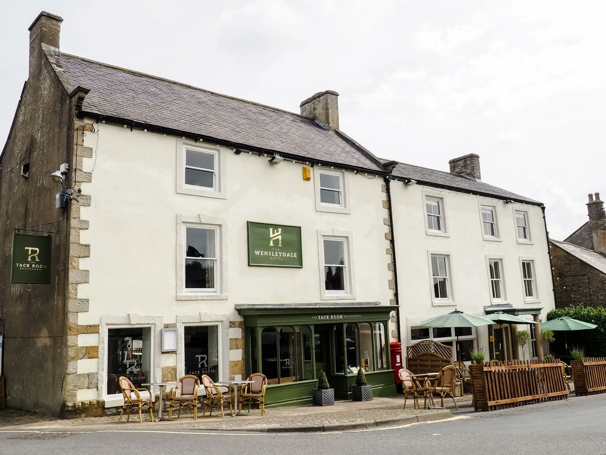 WeAcceptPets's tweet image. The Wensleydale Hotel in Middleham greets you with their welcoming bar complete with wood burner. The bedrooms are packed with character and the food is delicious.
weacceptpets.co.uk/NorthYorkshire… 
#Middleham #Leyburn #NorthYorkshire #Hotel #PetsWelcome #WoodBurner #Character #Boutique