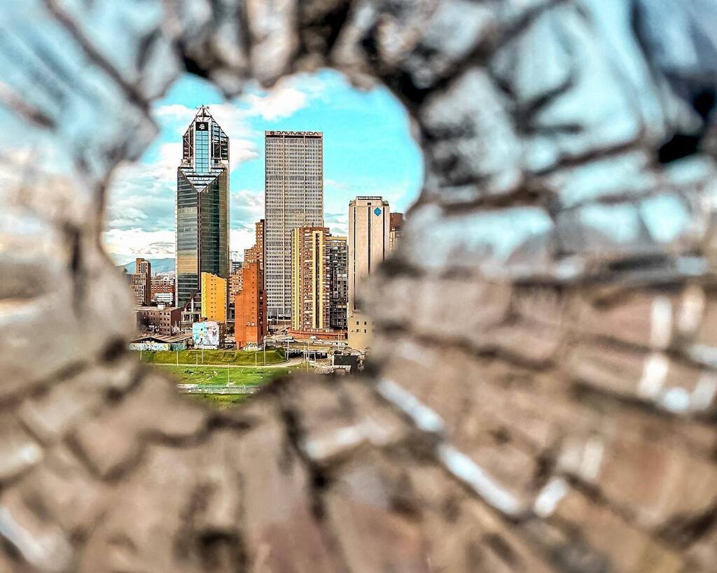 Edwin_Guzman's tweet photo. Huellas e incertidumbre. Tomada en el antiguo edificio de Telecom, recorrido planeado por @ciudadsinbrujula 

#bogota #bogotart #telecom #shotoniphone #brokenglass https://t.co/fX67Y1EXi2 https://t.co/93KJkeq5b4