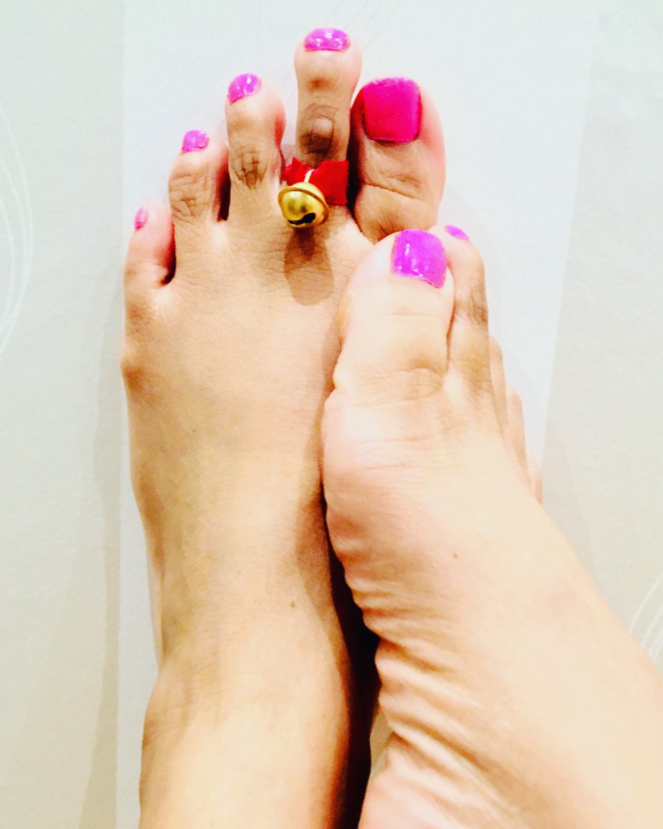 NoraSvenss3250's tweet photo. A small bell on my toe. So you can hear it every time I wiggle my sweet pinky  #bell #toe #pinktoe #feetfethish #feet_lover #feetpicsforsales #nailpolishaddict #nailpolish https://t.co/Uq09HzU4jC