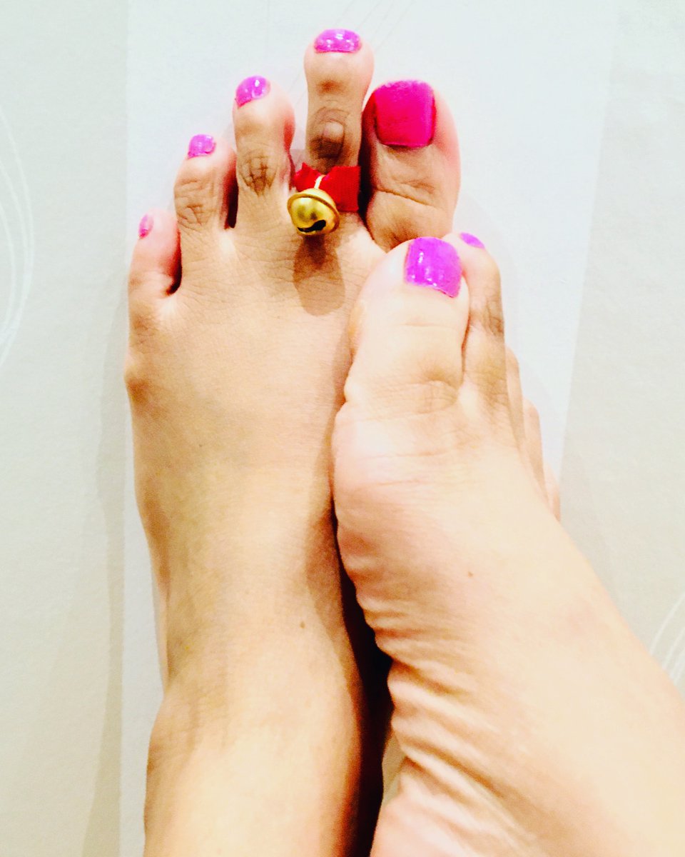 A small bell on my toe. So you can hear it every time I wiggle my sweet pinky  #bell #toe #pinktoe #feetfethish #feet_lover #feetpicsforsales #nailpolishaddict #nailpolish