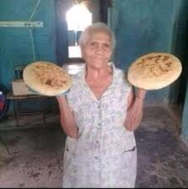 La corianísima arepa pelá de mi Falcon natal. Grande como un lucero, tostada por fuera y suave por dentro. Era tradición todos los días del año. Los que trabajaban en el campo la llevaban en sus mapires envuelta en trapo de algodón, con un trozo de papelón y queso de cabra.