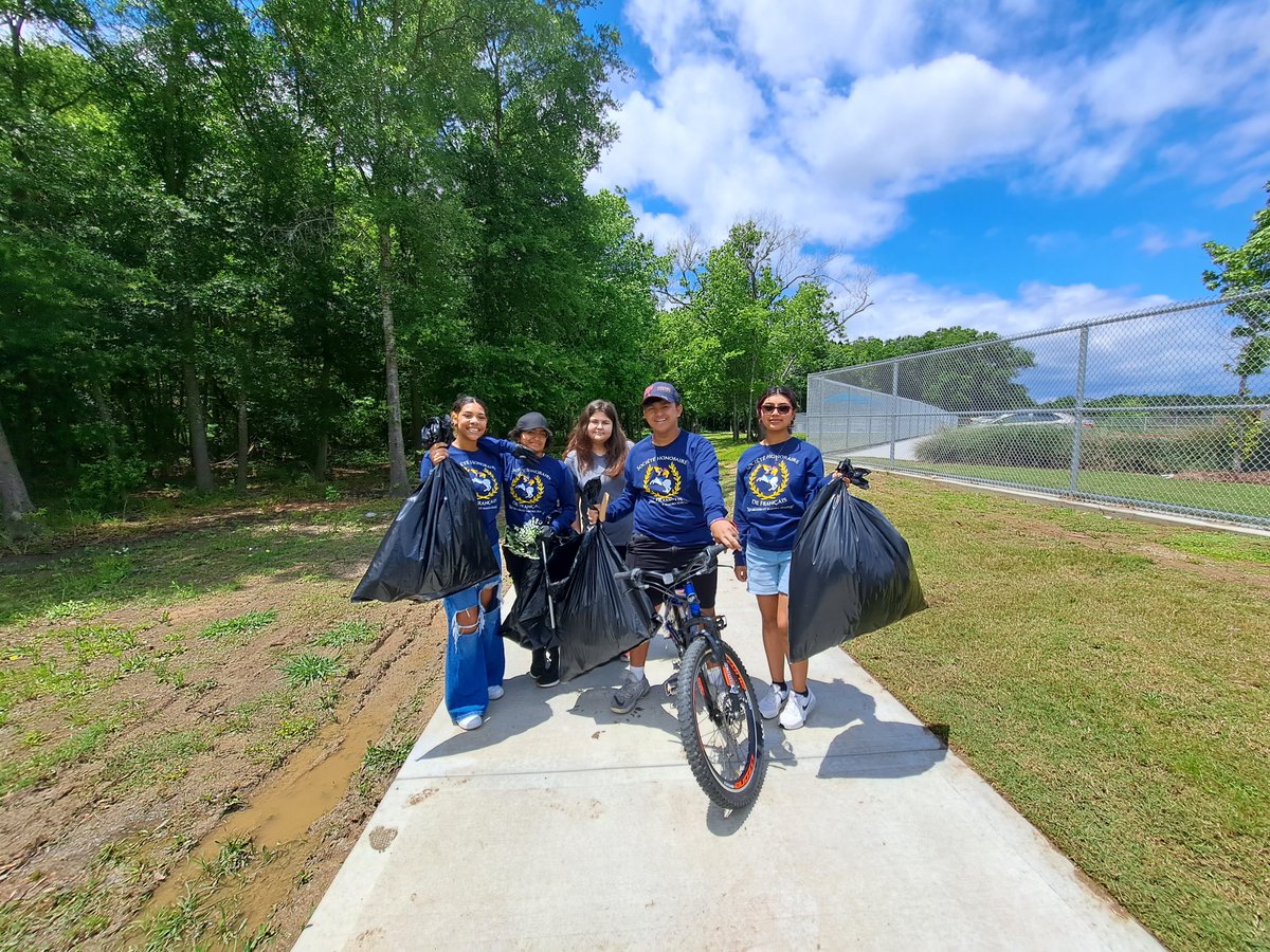 GCMPatriotLib's tweet image. Last Saturday GCM French Honor Society completed their 4th cleaning for the Baytown Adopt – a- Spot. 

Way to go!

#gcgiants