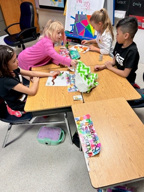 stwilliam_ccsd's tweet photo. The 2/3 class had some visitors on Friday. Worms! Did you know worms have 5 hearts and produce cocoons?🪱🪱🔍 https://t.co/vHvmxMKIvn