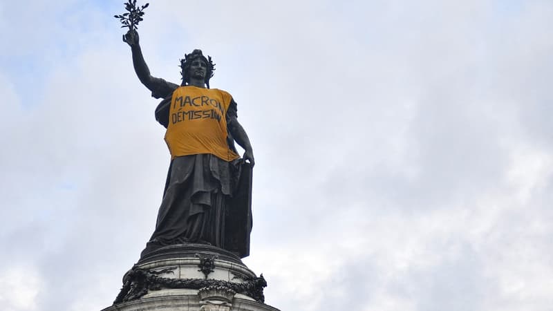 BFMTV's tweet photo. 1er-mai: la statue de la Place de la République affublée d'une chasuble jaune "Macron démission"
https://t.co/tOvOwjL3Lt https://t.co/SRCn6wMJT6